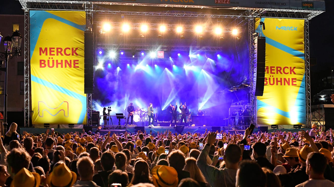 Sänger Tim Bendzko auf der Bühne des Schlossgrabenfests in Darmstadt im Jahr 2022 (Symbolfoto).