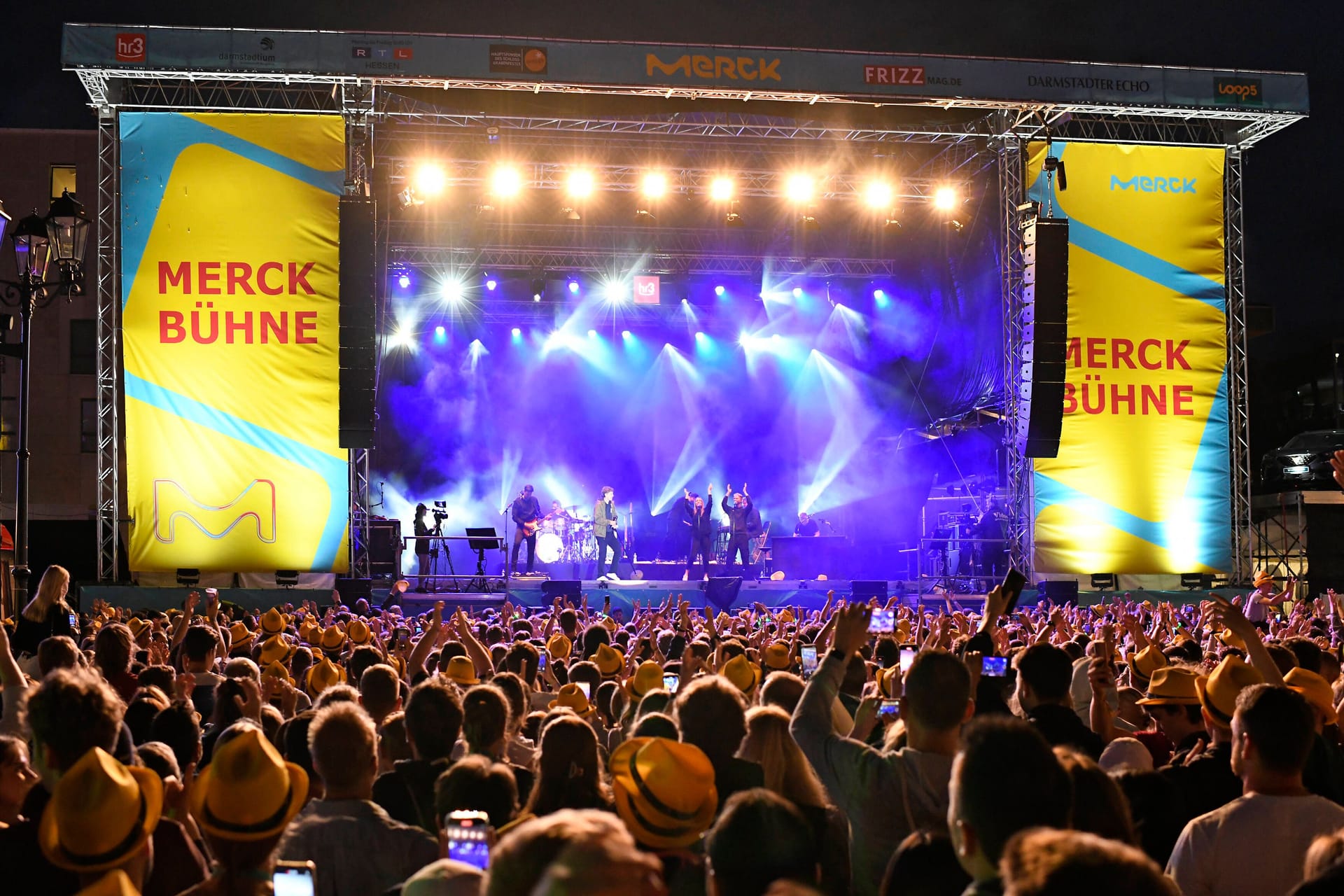 Sänger Tim Bendzko auf der Bühne des Schlossgrabenfests in Darmstadt im Jahr 2022 (Symbolfoto).