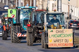 Cottbus: Landwirte fahren mit Traktoren für eine Demonstration durch die Cottbuser Innenstadt.