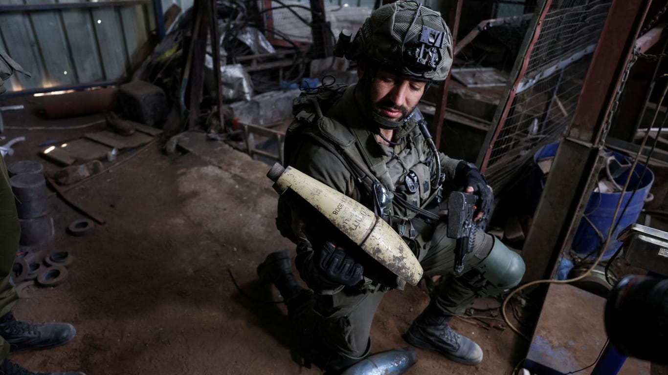 Ein Soldat hält ein Stück Metall: Die Armee konzentriert sich auf die Zerstörung der Hamas im Zentrum und Süden.
