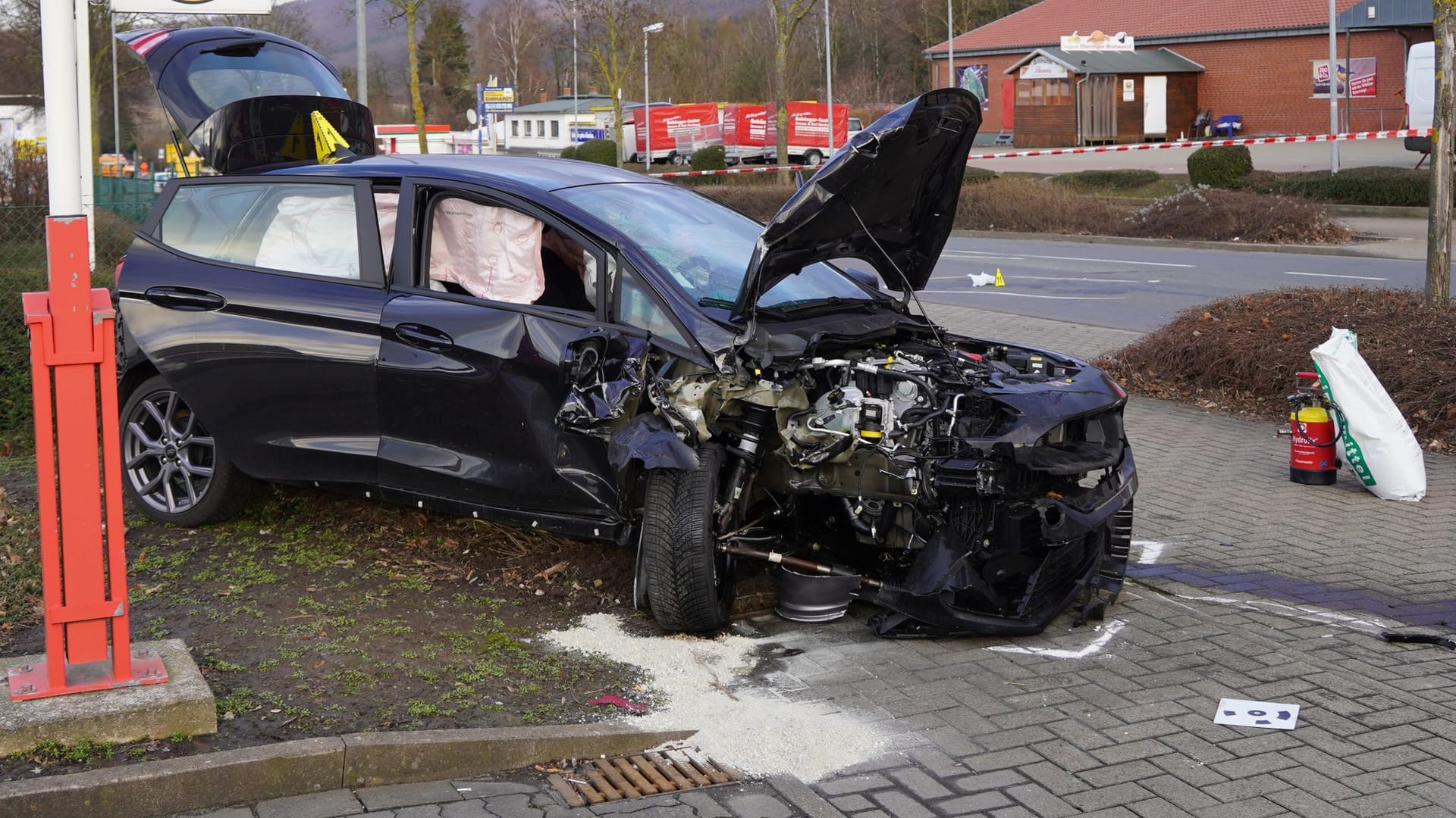 Nach einem Unfall steht ein schwer beschädigtes Auto in Seesen: Nach der Gewalttat ist der flüchtige mutmaßliche Täter bei einem Zusammenstoß verletzt worden.