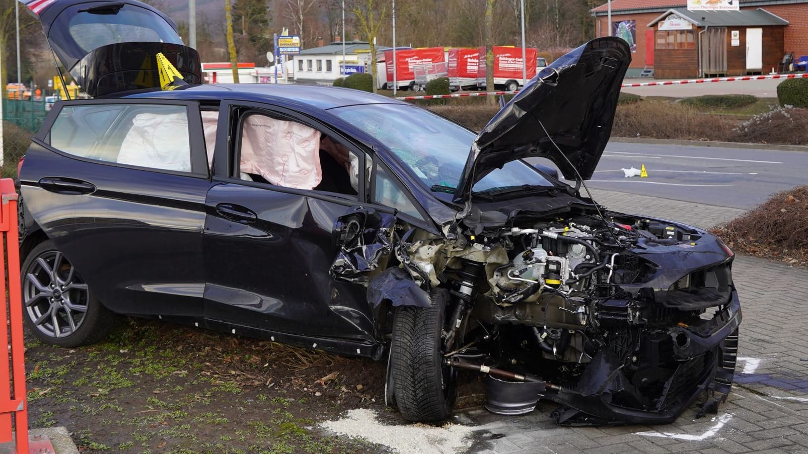 Nach einem Unfall steht ein schwer beschädigtes Auto in Seesen: Nach der Gewalttat ist der flüchtige mutmaßliche Täter bei einem Zusammenstoß verletzt worden.