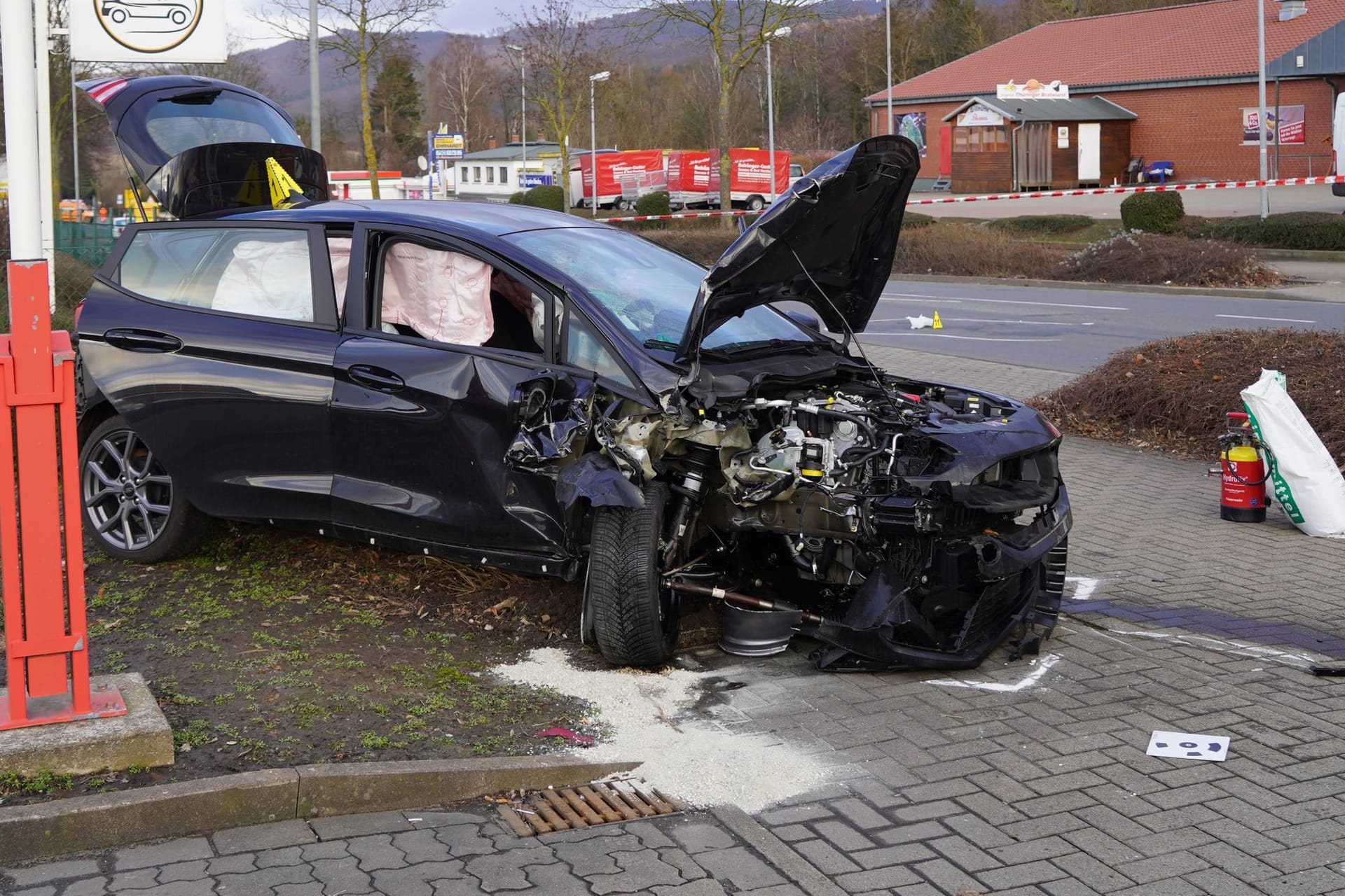 Nach einem Unfall steht ein schwer beschädigtes Auto in Seesen: Nach der Gewalttat ist der flüchtige mutmaßliche Täter bei einem Zusammenstoß verletzt worden.