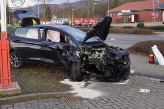 Nach einem Unfall steht ein schwer beschädigtes Auto in Seesen: Nach der Gewalttat ist der flüchtige mutmaßliche Täter bei einem Zusammenstoß verletzt worden.