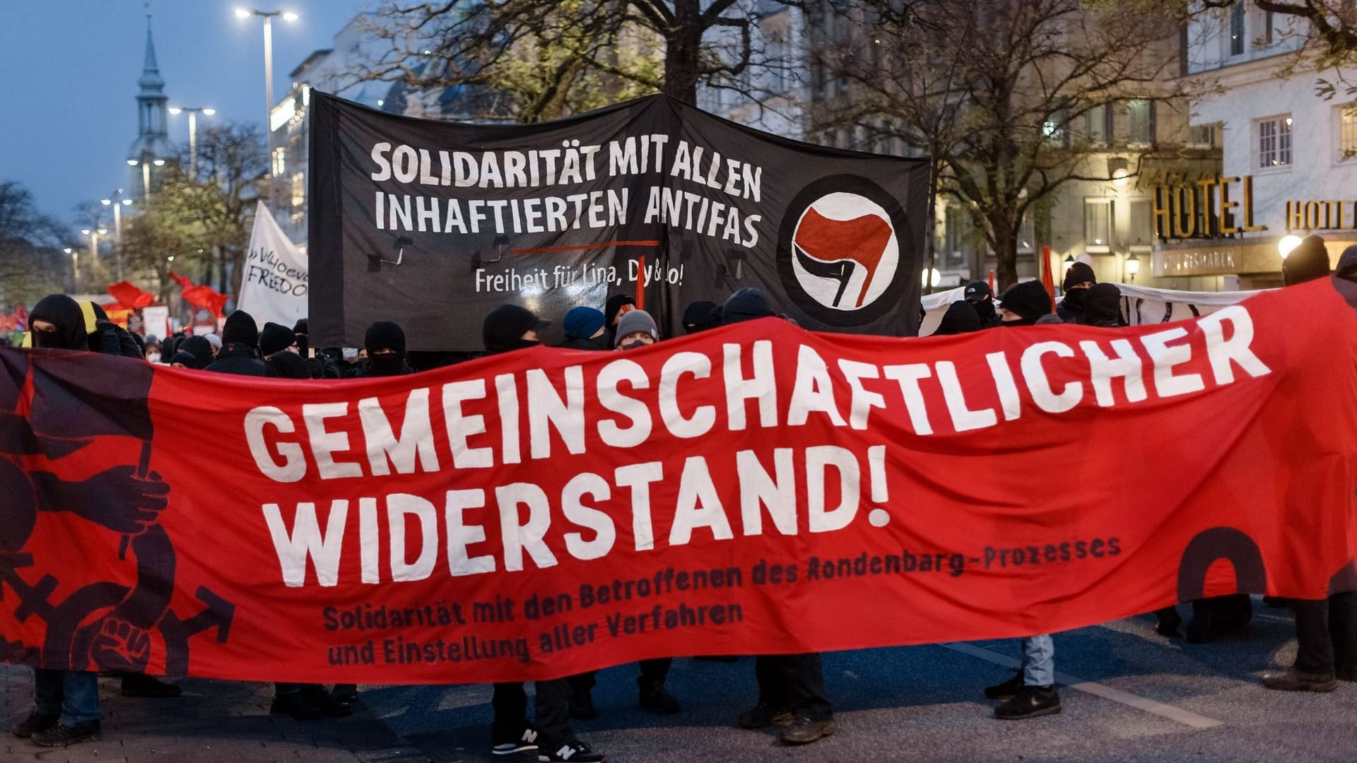 Demonstranten gehen hinter einem großen Transparent durch Hamburg (Symbolbild): Bei dem Marsch wurden im Sommer 2017 mehrere Personen verletzt. Demonstranten gehen hinter einem großen Transparent durch Hamburg (Symbolbild): Bei dem Marsch wurden im Sommer 2017 mehrere Personen verletzt.