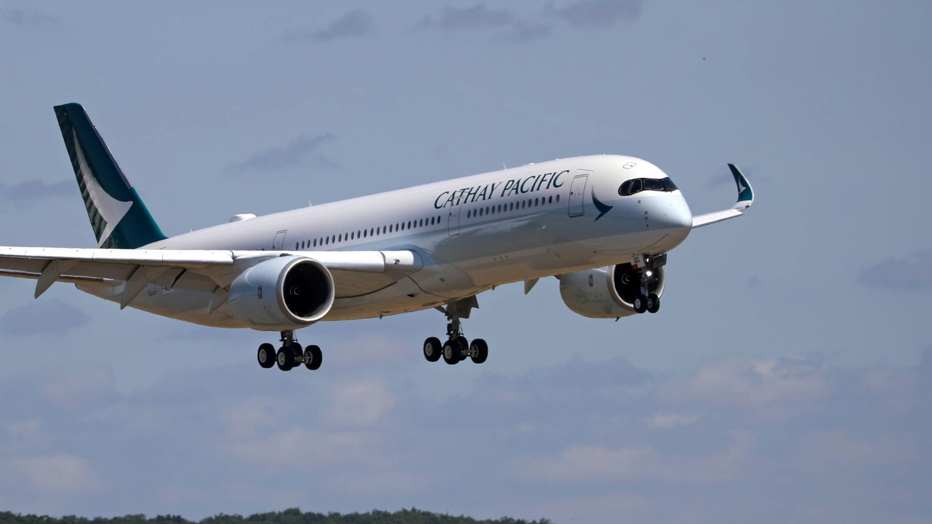 Flugzeug von Cathay Pacific Airways im Landanflug (Symbolbild): Warum die Landanflüge am eigentlichen Zielflughafen scheiterten, ist bis jetzt nicht geklärt.