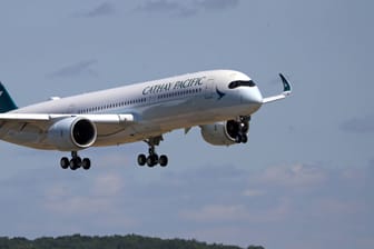 Flugzeug von Cathay Pacific Airways im Landanflug (Symbolbild): Warum die Landanflüge am eigentlichen Zielflughafen scheiterten, ist bis jetzt nicht geklärt.