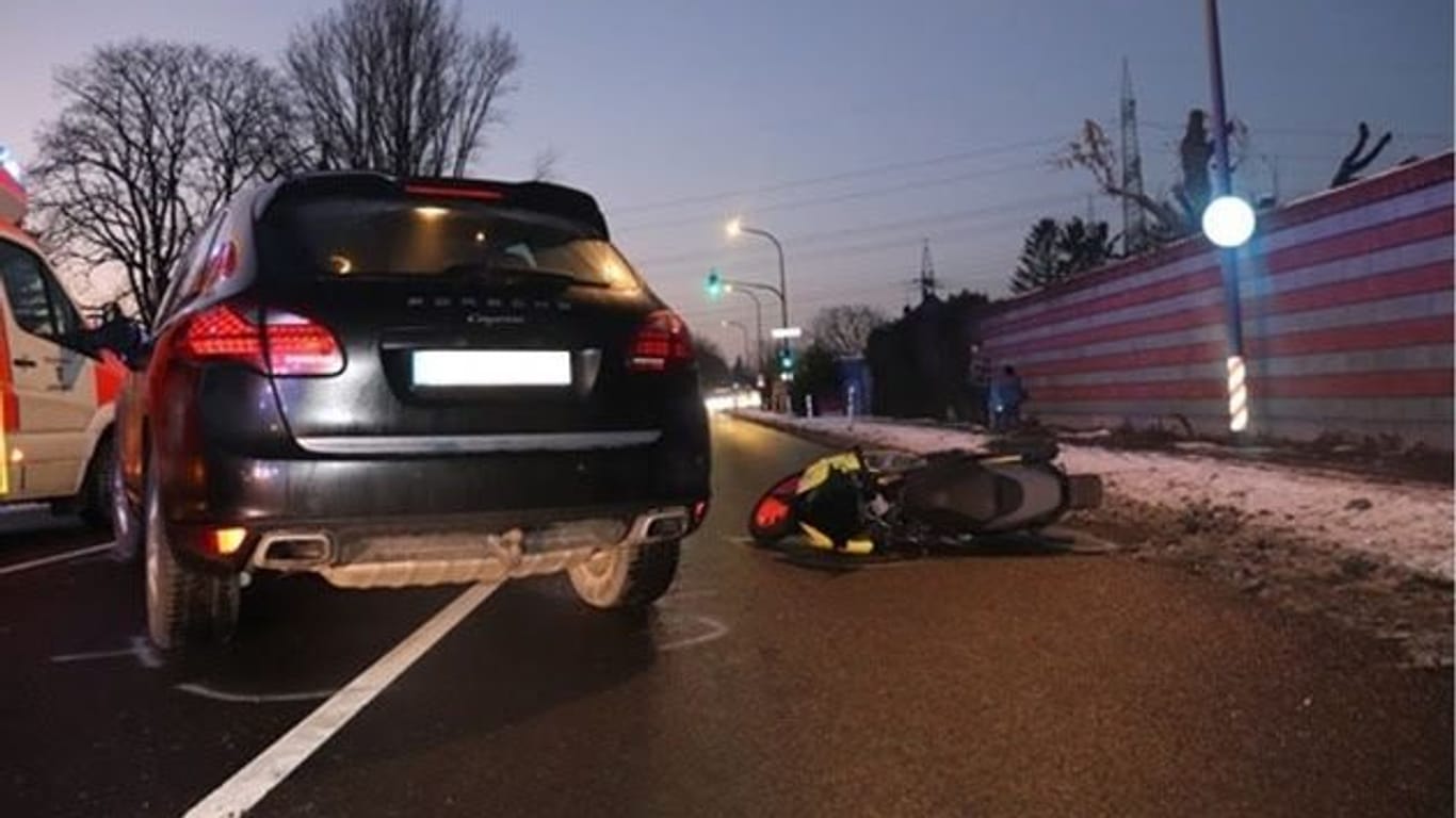Auf der Düsseldorfer Straße verlor ein 58-Jähriger die Kontrolle über seinen Roller und rutschte unter einen Porsche Cayenne.