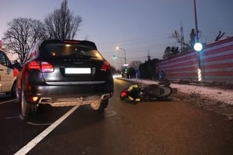 Auf der Düsseldorfer Straße verlor ein 58-Jähriger die Kontrolle über seinen Roller und rutschte unter einen Porsche Cayenne.