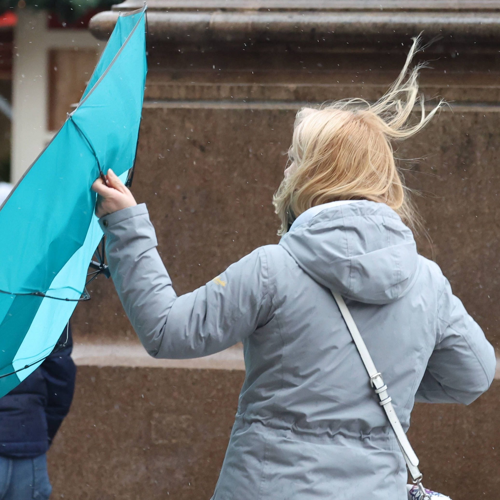 Frau mit Regenschirm in Hannover (Symbolbild): Nach dem Sturm ist vor dem Sturm.