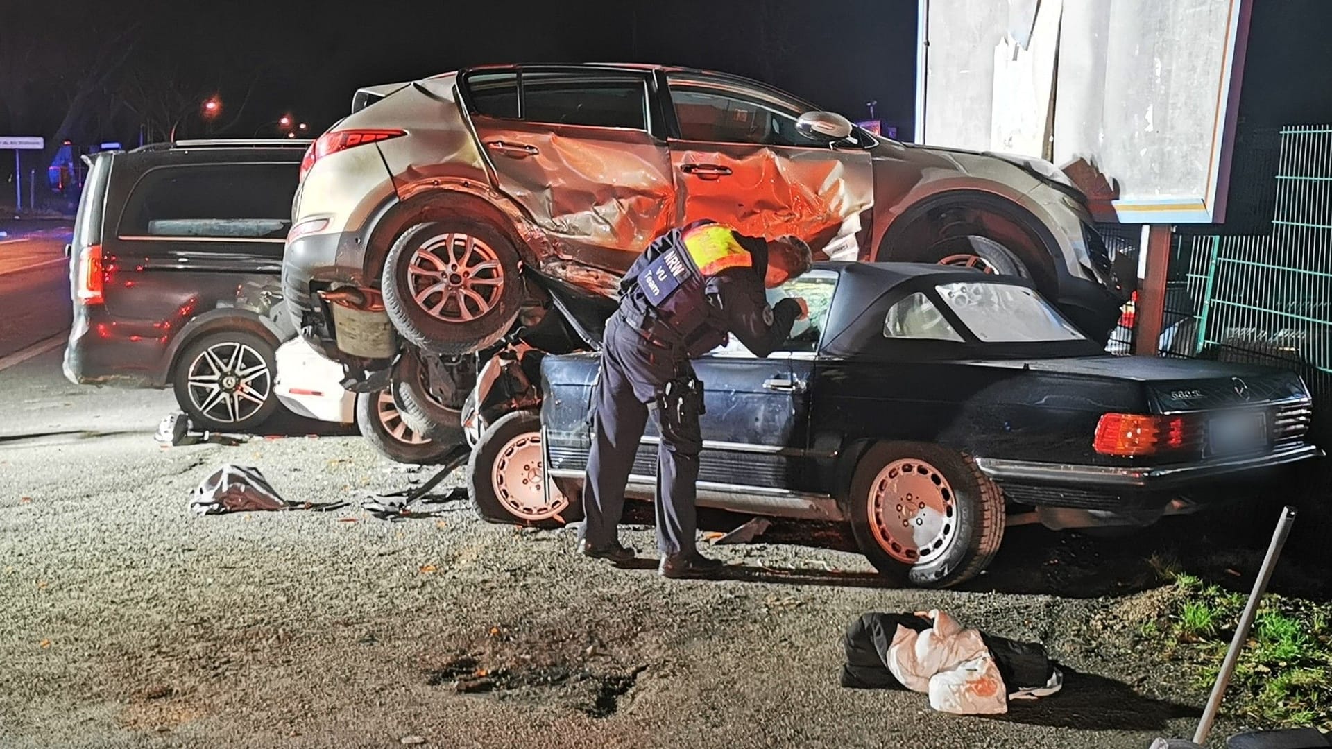Ein Beamter kontrolliert das Unfallfahrzeug: Beim Oldtimer entstand ein Totalschaden.
