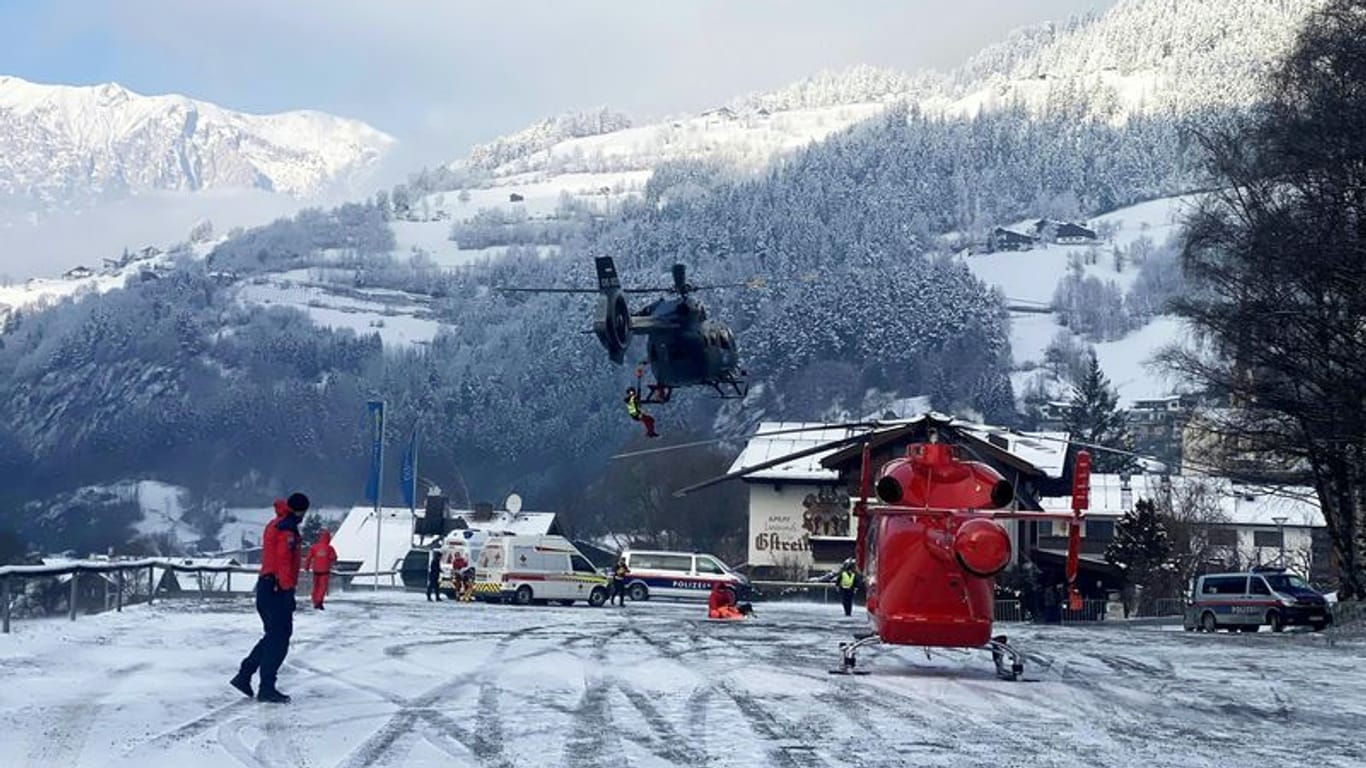 Einsatzkräfte arbeiten am Rettungseinsatz im österreichischen Ötz.
