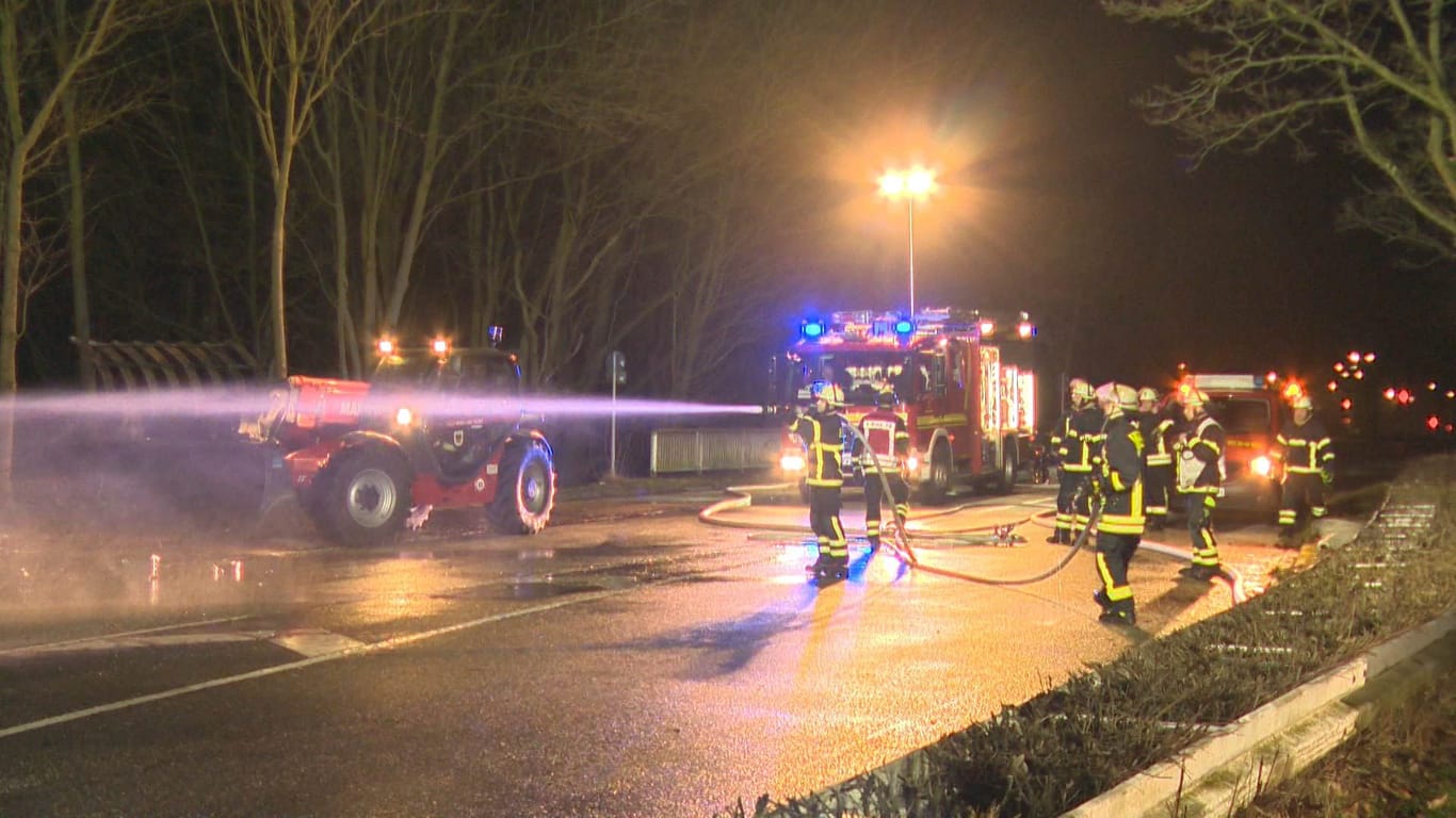 Löscharbeiten auf der Universitätsstraße: Eine Lkw-Ladung ist aus ungeklärter Ursache in Brand geraten.