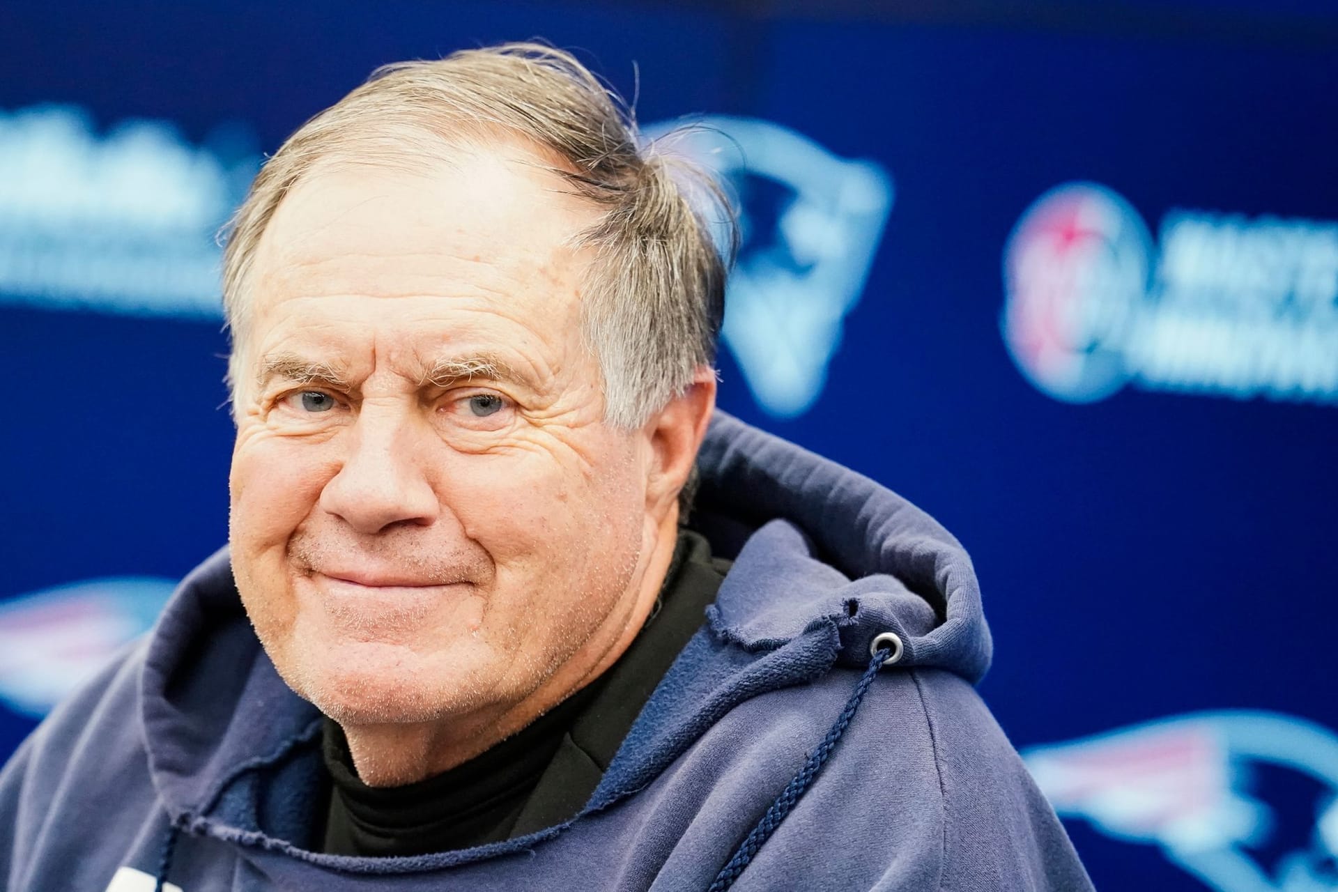 Bill Belichick: Die NFL-Trainer-Legende wird aktuell im Netz attackiert.