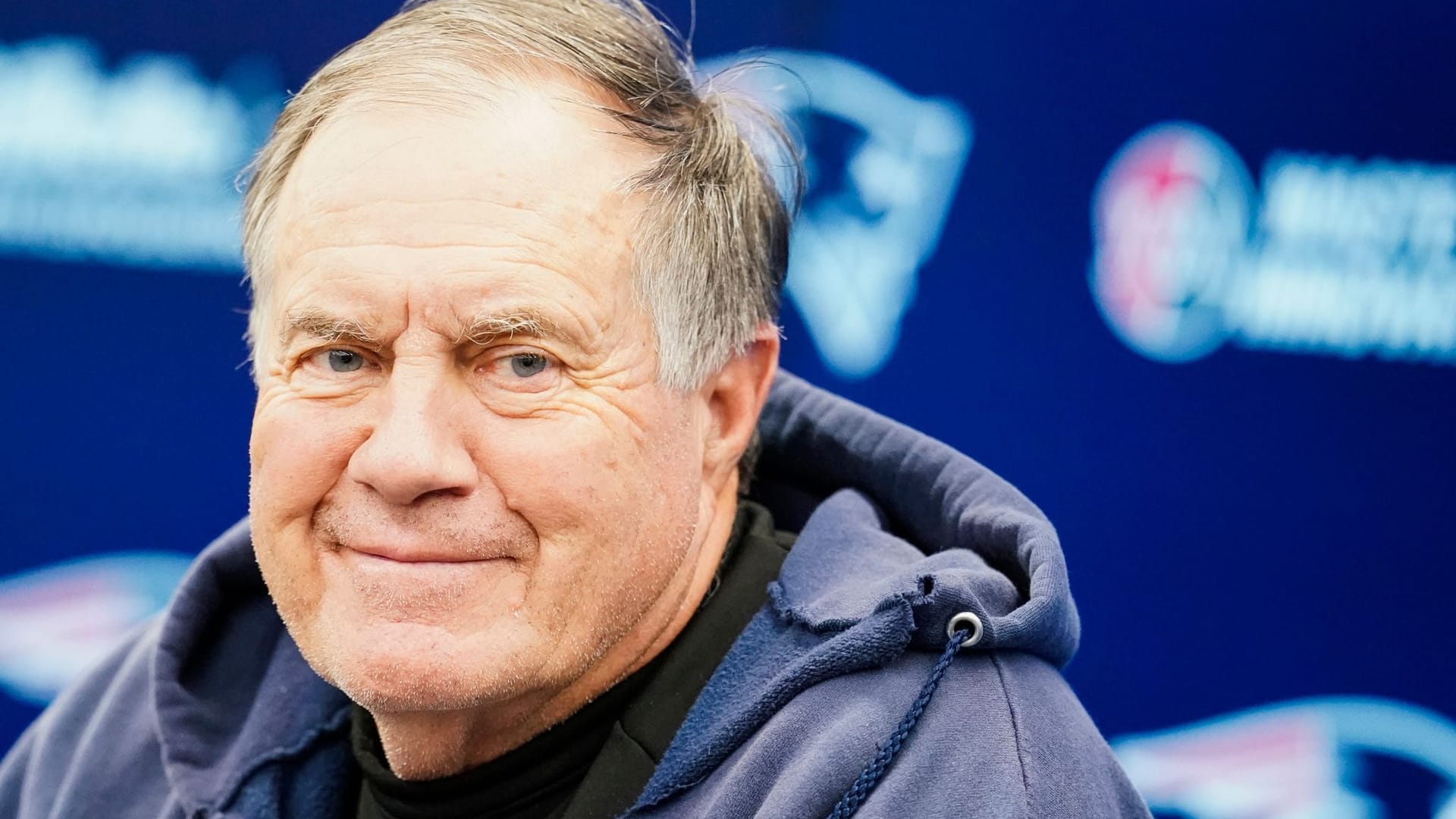 Bill Belichick: Die NFL-Trainer-Legende wird aktuell im Netz attackiert.