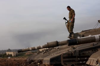 Ein israelischer Soldat in Gaza (Archivbild): Offenbar suchen Geheimdienste nach einer Lösung des Konfliktes.