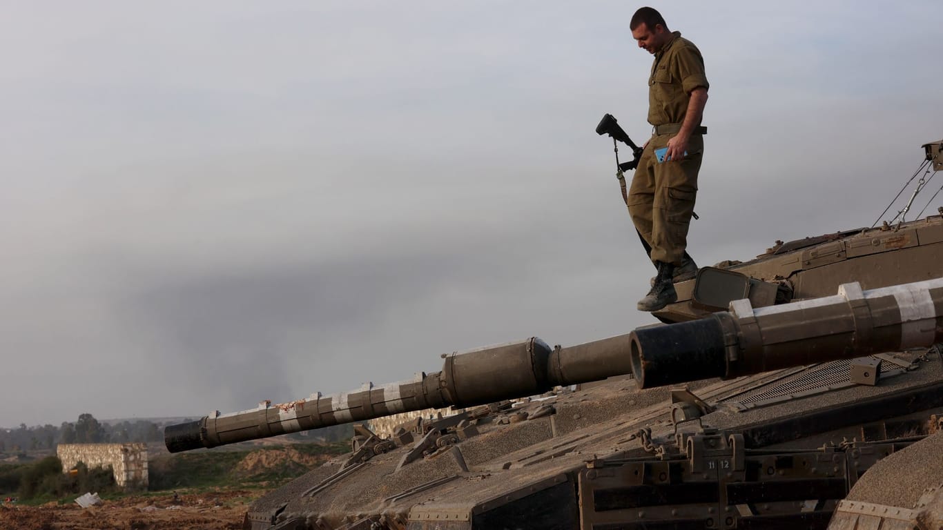 Ein israelischer Soldat in Gaza (Archivbild): Offenbar suchen Geheimdienste nach einer Lösung des Konfliktes.