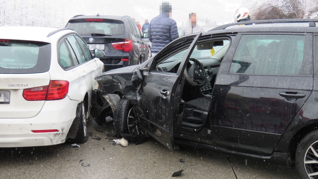 Der Unfallfahrer traf auch mehrere im Stau stehende Autos.