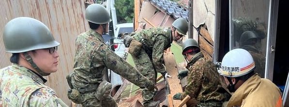 Einheiten der japanischen Selbstverteidigungsstreitkräfte arbeiten sich durch die Trümmer eines zerstörten Wohnhauses in Wajima.