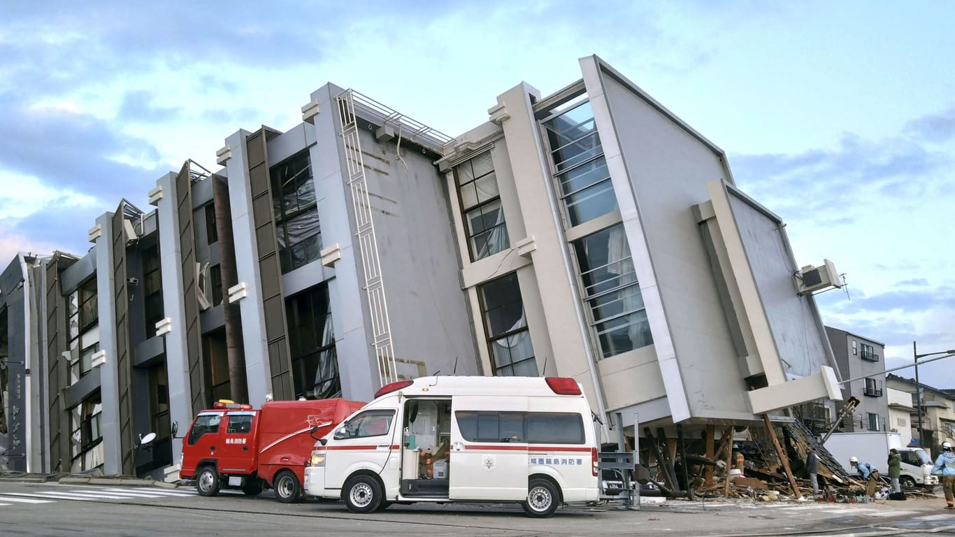Erdbebenschäden in Japan: Mindestens 30 Menschen sind bei der Katastrophe ums Leben gekommen.