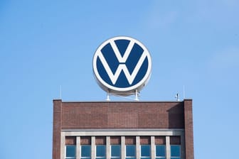 Das Markenhochhaus von Volkswagen in Wolfsburg (Symbolbild): In Emden stand die Produktion heute still.