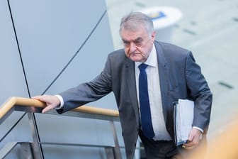 Herbert Reul, Innenminister von Nordrhein-Westfalen (Archivbild): Das NRW-Innenministerium hat Zahlen zur Clankriminalität veröffentlicht.