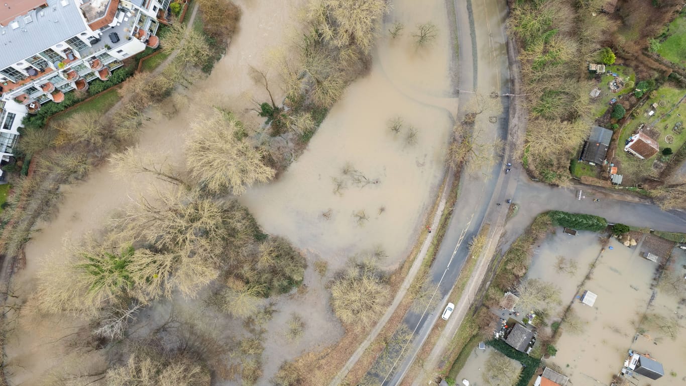 Drohnenaufnahme von Hochwasser der Leine in Hannover: Im Bereich des Flusses wurde jetzt ein Toter gefunden.