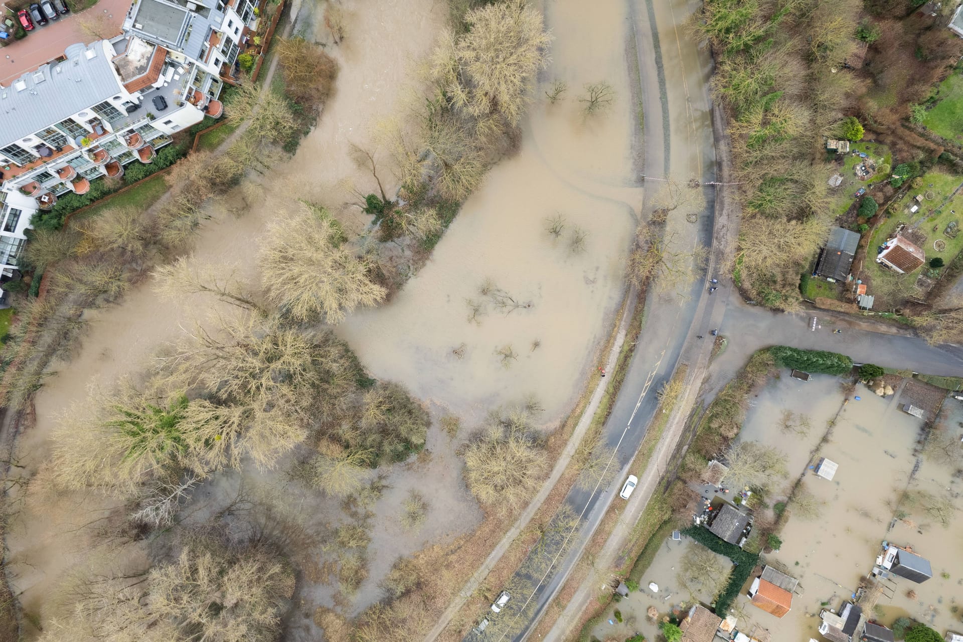 Drohnenaufnahme von Hochwasser der Leine in Hannover: Im Bereich des Flusses wurde jetzt ein Toter gefunden.