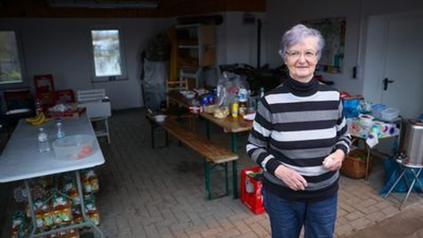 Oberröblingen: Anwohnerin Martha Schöße steht in ihrer Garage, in der Helferinnen und Helfer beim Hochwasser der Helme verpflegt werden.