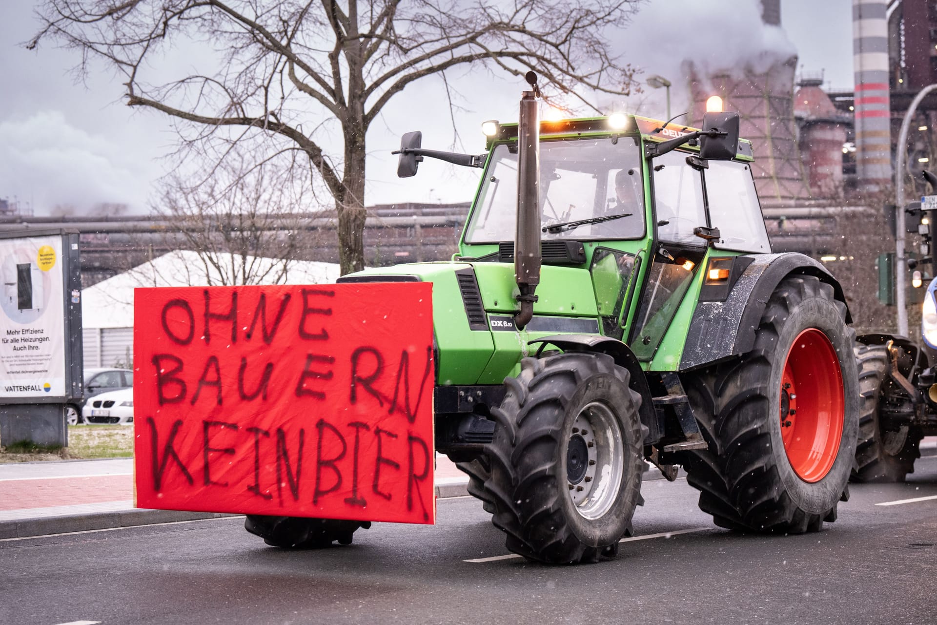 Protestzug in Duisburg: Ein Landwirt macht mit seinem Plakat darauf aufmerksam, dass es ohne Landwirtschaft kein Bier mehr geben wird. Protestzug in Duisburg: Ein Landwirt macht mit seinem Plakat darauf aufmerksam, dass es ohne Landwirtschaft kein Bier mehr geben wird.