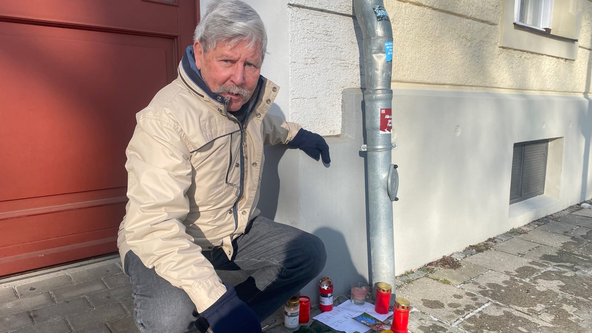 Vor dem Geburtshaus von Franz Beckenbauer in der Zugspitzstraße erinnern nicht nur Kerzen und Blumen an die Fußballlegende, sondern auch Nachbar Hermann Kirner (83).