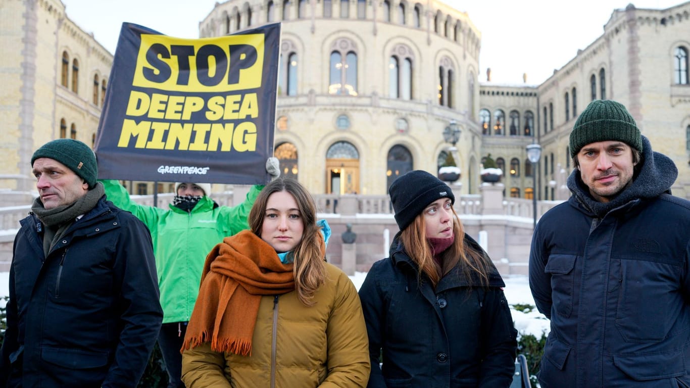 Klimaaktivisten protestieren in Norwegen: Die Regierung hat den umstrittenen Tiefseebergbau genehmigt.