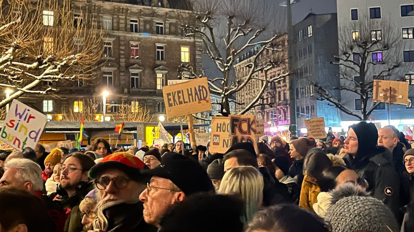 Unter dem Motto "Zeichen gegen Rechts - Kein Platz für Nazis" nehmen Menschen an einer Kundgebung in der Mainzer Innenstadt teil.