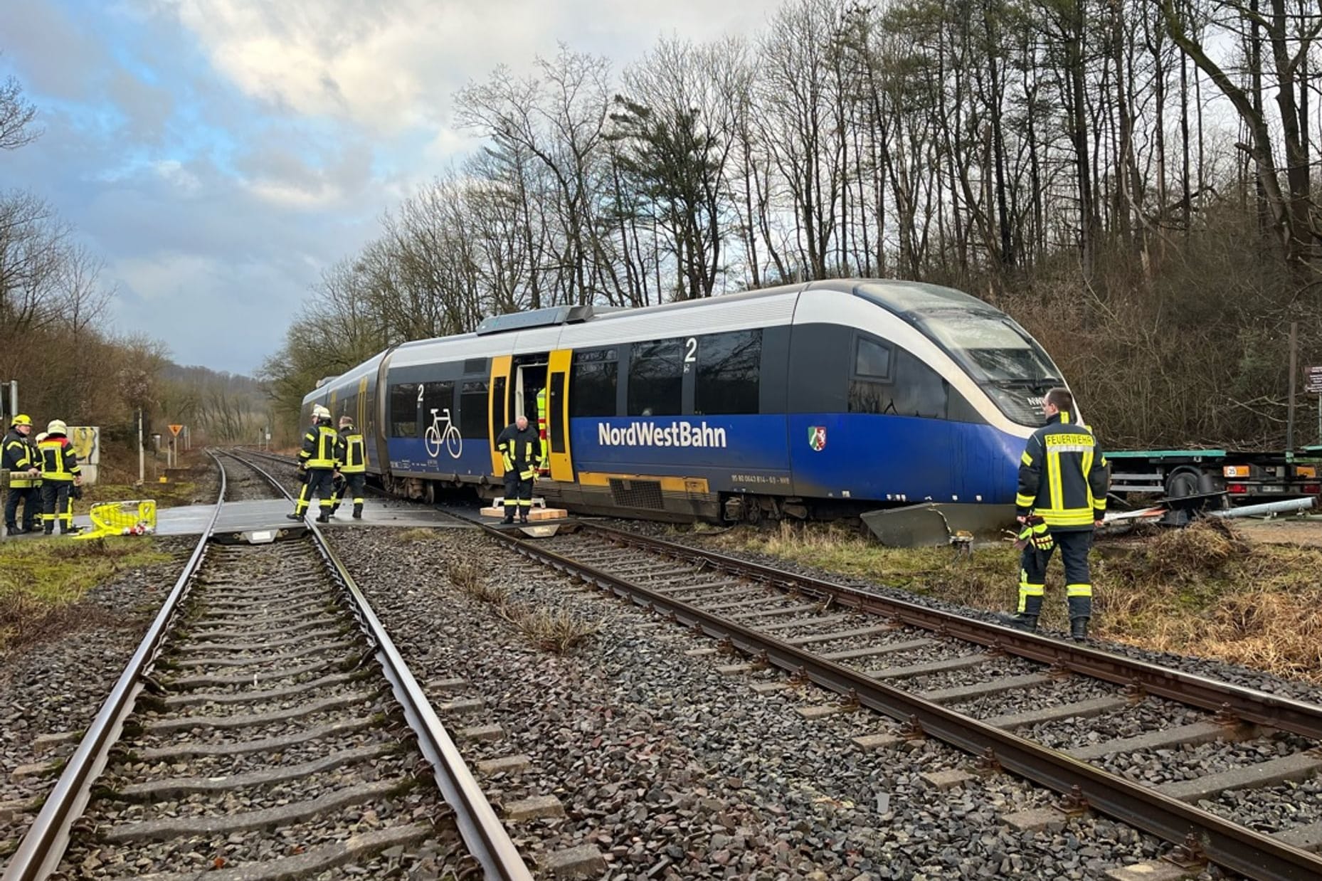 In Bad Driburg ist ein Regionalzug aus den Schienen gesprungen: Grund hierfür war ein vom Sturm umgewehter Baum.