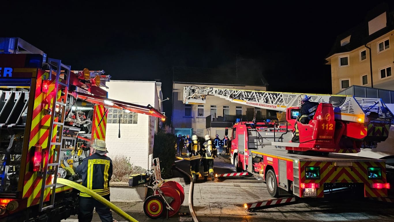 Wohnungsbrand in Königswinter. Bei der Durchsuchung des Hauses fand die Feuerwehr eine leblose Person im Erdgeschoss.