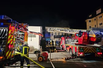 Wohnungsbrand in Königswinter. Bei der Durchsuchung des Hauses fand die Feuerwehr eine leblose Person im Erdgeschoss.