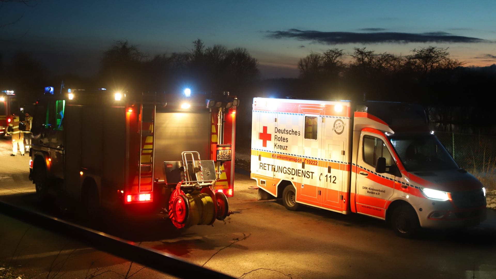 Rettungskräfte an der Weser: Ein junger Mann musste aus den Fluten gerettet werden. Rettungskräfte an der Weser: Ein junger Mann musste aus den Fluten gerettet werden.