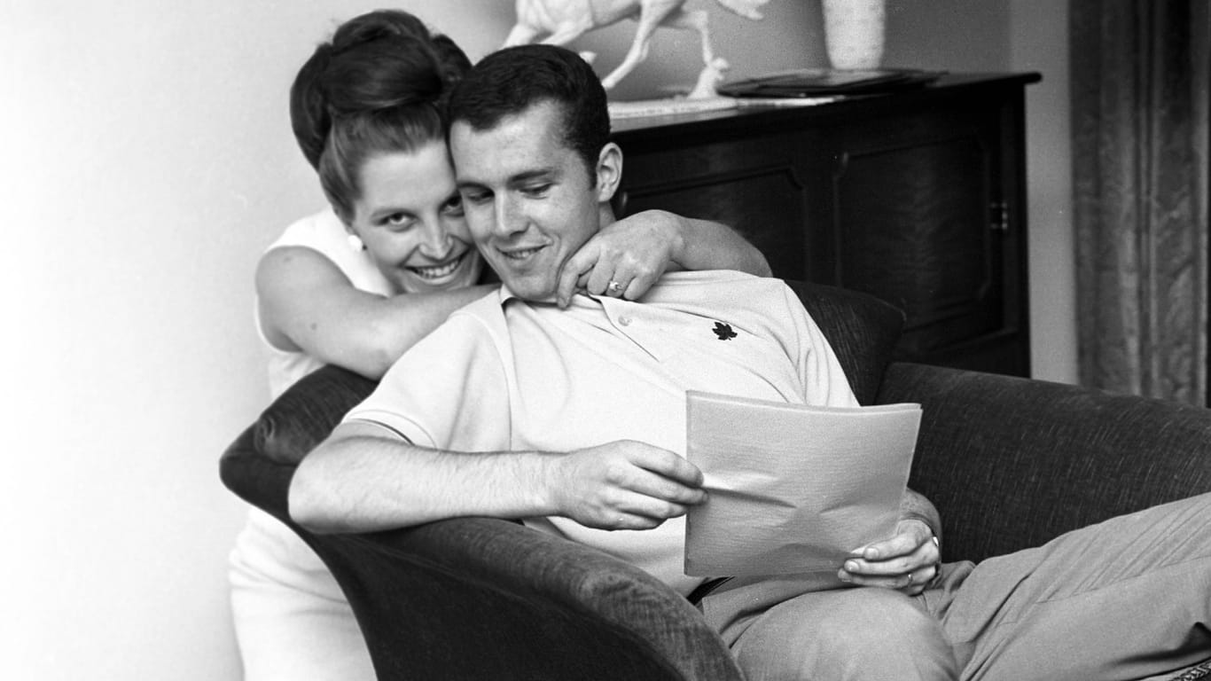 Ob er hier den Liedtext studiert? Beckenbauer im Jahr 1966 mit seiner damaligen Frau Brigitte im Rahmen einer Homestory.