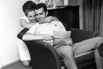Ob er hier den Liedtext studiert? Beckenbauer im Jahr 1966 mit seiner damaligen Frau Brigitte im Rahmen einer Homestory.