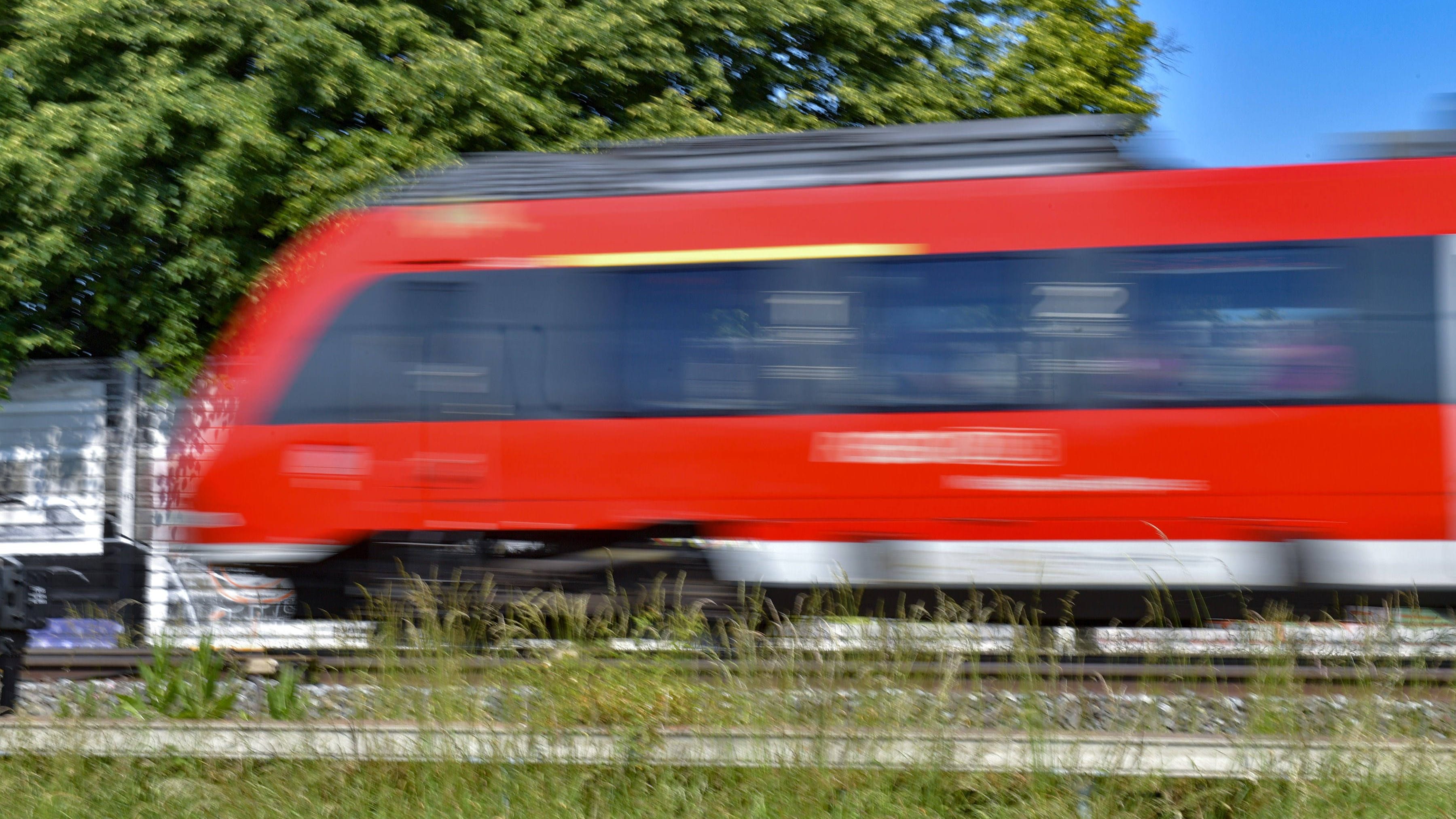 Nahe Schöppenstedt: Regionalbahn kracht in Auto der DB – zwei Arbeiter verletzt