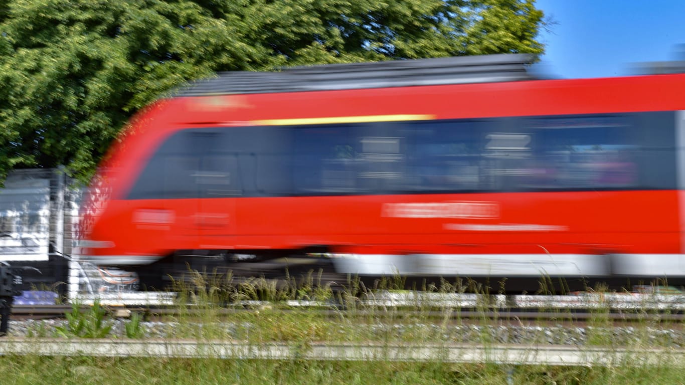 Eine Regionalbahn (Archivbild): Zwei Arbeiter der DB wurden bei einem Unfall verletzt.