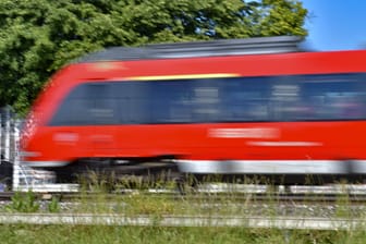 Eine Regionalbahn (Archivbild): Zwei Arbeiter der DB wurden bei einem Unfall verletzt.