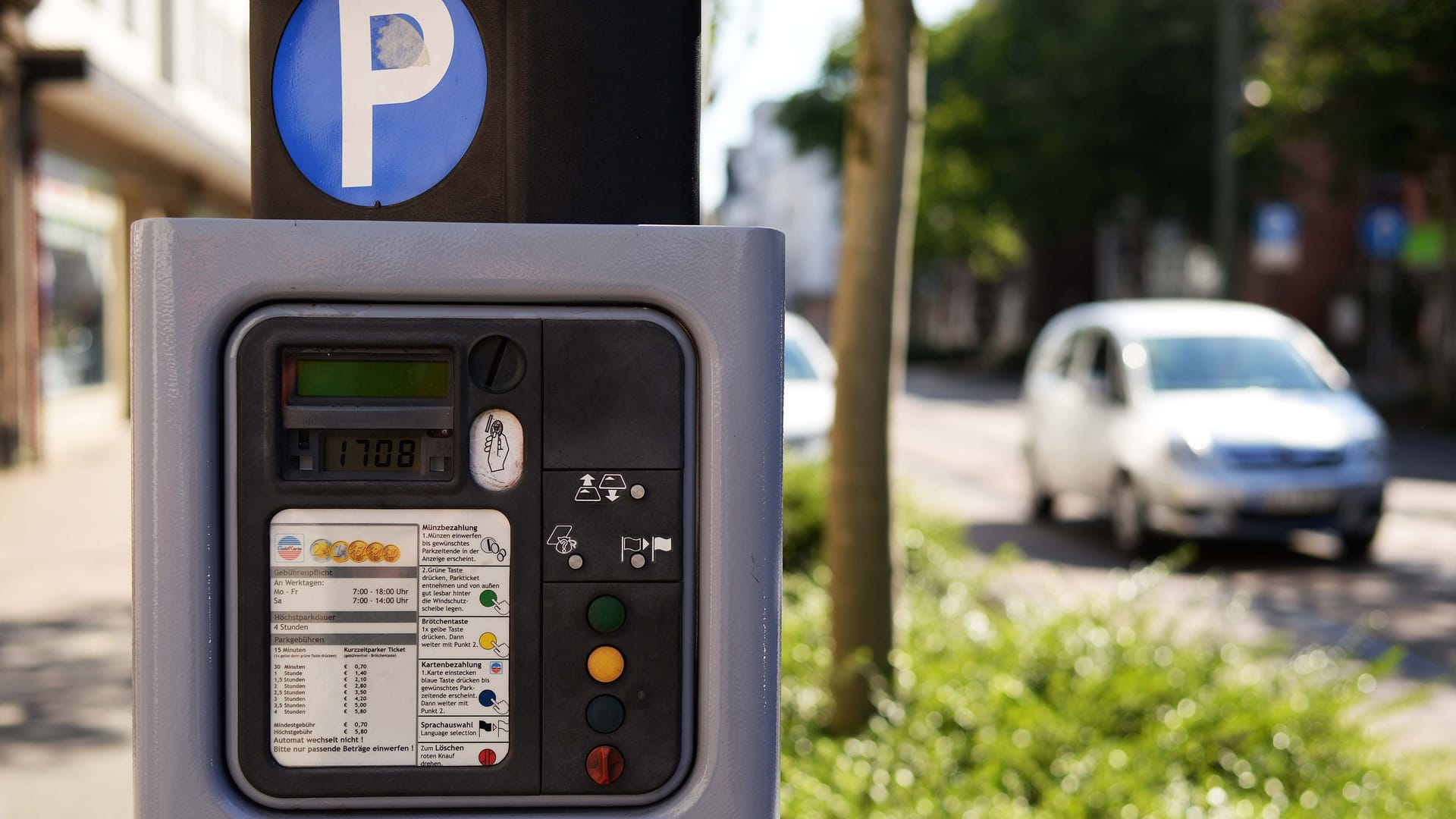 Ein Parkscheinautomat (Symbolbild): Die "Brötchentaste" ermöglicht kurzes kostenloses Parken. Ein Parkscheinautomat (Symbolbild): Die "Brötchentaste" ermöglicht kurzes kostenloses Parken.