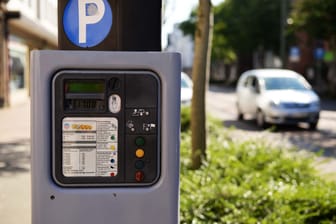 Ein Parkscheinautomat (Symbolbild): Die "Brötchentaste" ermöglicht kurzes kostenloses Parken.