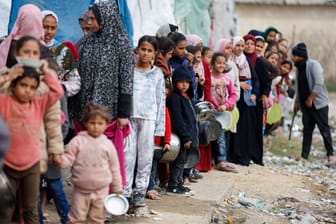 Kinder stehen im Gazastreifen für etwas Essen an (Archivbild): Experten warnen vor einer Hungersnot in dem Gebiet.