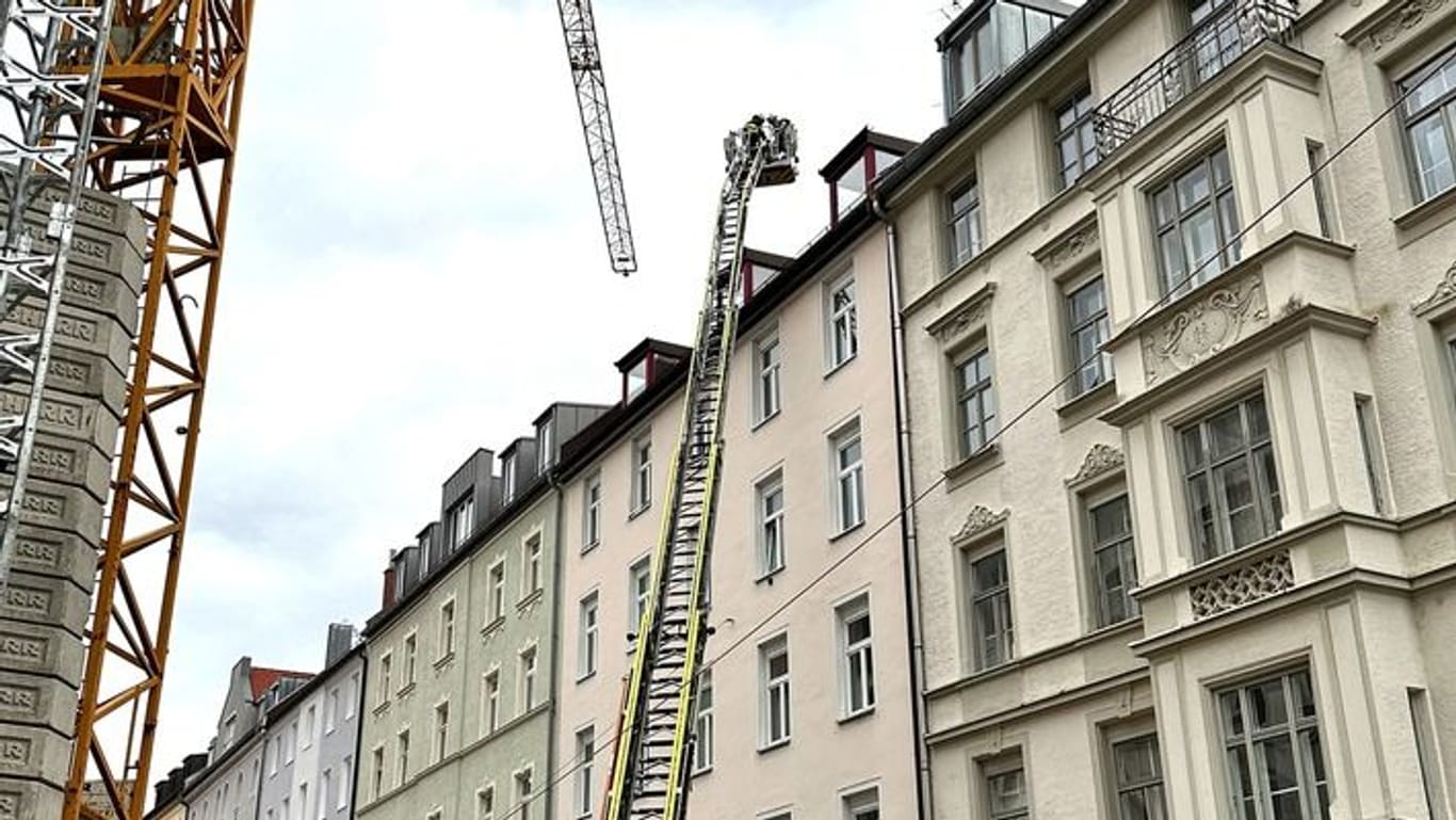 Die Münchner Berufsfeuerwehr rückte am Mittwoch mitsamt Drehleiter aus.