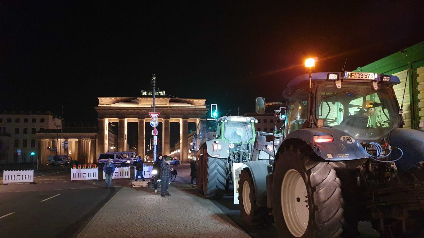 Bauern vorm Brandenburger Tor: Gegen 22.30 Uhr beziehen die Bauern Stellung. Zur Polizei ist das Verhältnis gut.