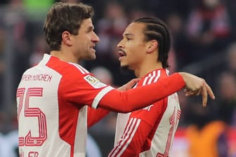 Thomas Müller (l.) und Leroy Sané: Der Vizekapitän des FC Bayern übermittelte dem Flügelspieler gegen Bremen neue taktische Anweisungen.