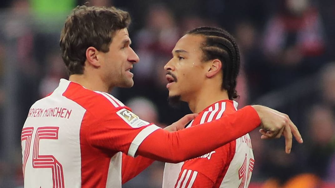 Thomas Müller (l.) und Leroy Sané: Der Vizekapitän des FC Bayern übermittelte dem Flügelspieler gegen Bremen neue taktische Anweisungen. Thomas Müller (l.) und Leroy Sané: Der Vizekapitän des FC Bayern übermittelte dem Flügelspieler gegen Bremen neue taktische Anweisungen.