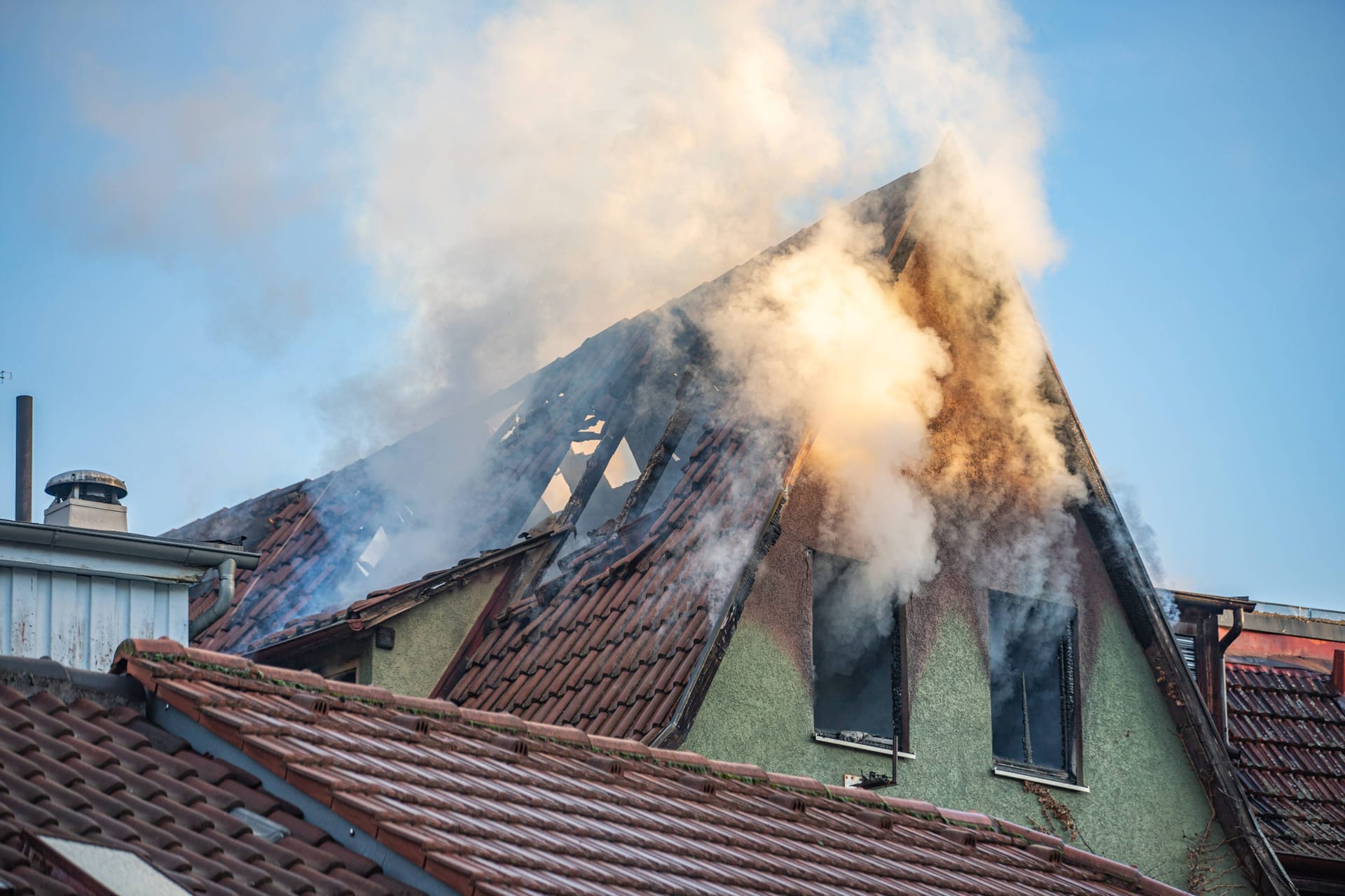 Bei einem Wohnhausbrand in Esslingen ist eine leblose Person gefunden worden.